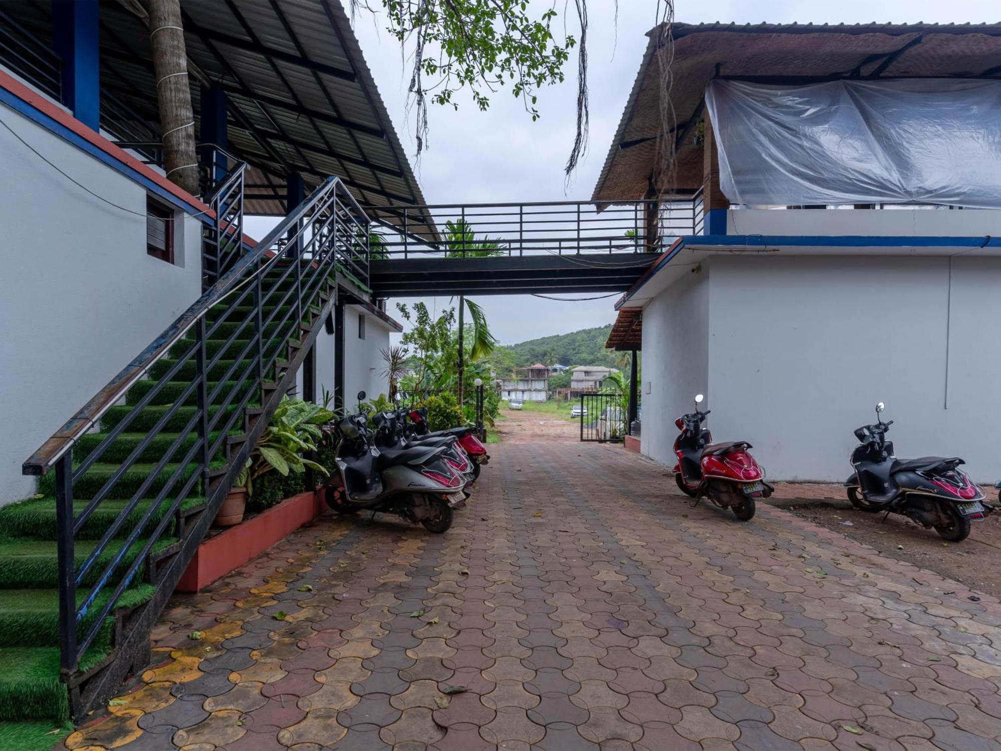 Madpackers Goa Anjuna - Bar Exterior photo